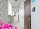 島暮らし気分も高まるお部屋へのアプローチ