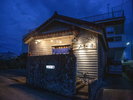 瓦屋根の民家のような食事処「あーさぐー屋」で沖縄の夜も満喫。