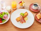 朝食・プレンチトースト&ベーコン