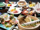 【基本会席】毎朝仕入れる海の恵み!館内生簀で鮮度抜群◎職人技が光るはつしろの基本料理です。