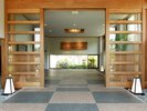 皆さまをお迎えするエントランス。「はつしろ」の看板でお迎えいたします。