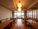 【食事会場】お食事処一例。お食事中も海を楽しみながら。