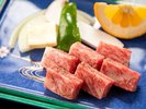 上質な旨味がたまらない国産牛の陶板焼き。お食事にはお肉も欠かせないという方にオススメです。
