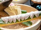 <はつしろの名物料理!>旬魚のしゃぶしゃぶは、地元特産・びわ茶の茶葉を使った出汁を使用しています。