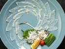 【ふぐ会席スタンダード】目で楽しみ、舌で味わう。歯ごたえ、味わいも良質なふぐ刺しをご堪能ください。