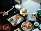【ご朝食】新鮮な魚介は地元漁港から毎朝仕入れ!魚料理の旨みをご堪能ください。