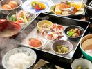 【ご朝食】地元漁港から毎日新鮮な魚介を仕入れ。朝から美味しい魚料理をお召し上がりいただけます。