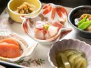 【ご朝食】地元漁港から毎日新鮮な魚介を仕入れ。朝から美味しい魚料理をお召し上がりいただけます。