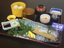 宿専属漁師が一本釣り!はつしろこだわりの「活きイカ」をリーズナブルに。透き通った身が新鮮さの証です。