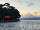 <戸田港サンセットクルージング>諸口神社の鳥居と富士山の2ショット