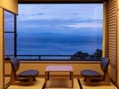 【次の間付き和室】当館最上階のお部屋からのオーシャンビュー