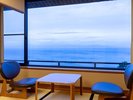 【70〜72平米 次の間付き和室(一例)】当館最上階のお部屋からのオーシャンビュー