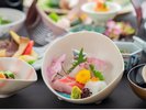 目にも楽しい「今宵御膳」の一例