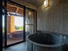 【客室一例】露天風呂付き客室のお風呂