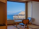 【客室一例】次の間付き和室|最上階のお部屋からの富士山の絶景