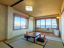【和室8畳】コンパクトな8畳でも角部屋ならではの開放感と海景色を満喫