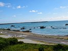 宿の目の前には、どこまでも広がる海。潮風を肌に感じながら、気の向くままに自由な散策をお楽しみください