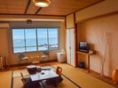 【和室10畳】畳の香りに包まれる、ゆとりある和の空間。心からリラックスしてお寛ぎください。
