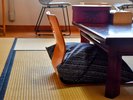 柔らかな座椅子に身体を預け、心落ち着くひとときを。日常を忘れる静かな時間をお過ごしください。