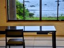 【お食事会場】海を眺めながらお食事をお楽しみください※ご予約状況により別会場となる場合がございます