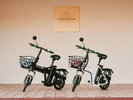 ペダルをこがず、アクセル操作で走行できるモビリティバイクに乗り、ホテルを起点に伊勢志摩の景色を