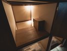 デラックスドミトリーの上段は中から立ちながら着替えやお荷物の開け閉めが可能です。