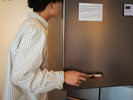 5F共用キッチン冷蔵庫は近くにペンが置いてあります。お名前やイニシャルをご記入ください。