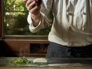 目の前で食材を焼き上げる、その料理人の華麗な手さばき♪※イメージ画像
