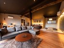 箔-haku-お部屋の中心にあしらった古材で和の空間を演出