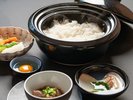 朝食 土鍋で炊きたての白米を味わう/例