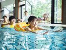 気持ちいい日差しが差し込む屋内プールで、家族みんなで楽しい水遊び体験を!