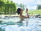 森の空気に包まれて、温泉で心ほどけるひととき。