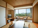 【和室6畳2間】落ち着いた趣の和室6畳間が2間ある客室です。