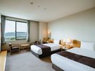 【本館和洋室(バス付)/35平米】洋室ツインと和室6畳の客室です。