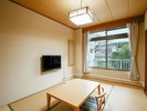 【別館和洋室/25平米】洋室と和室6畳の客室です。山側を向いた大浴場に近い別館の1階です。