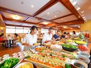 朝食はハーフビュッフェ。和食も洋食も楽しめる♪/例