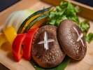 自社運営の「七福ファーム」で栽培している自慢の「幸福の肉厚生しいたけ」タイミング合えば椎茸狩りも可能