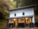 蔵を改造した左は売店。右はBarともし火です。