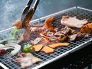 火を囲みながら川のせせらぎと、自然の音に癒されながら楽しむ炭火BBQは格別においしいです。