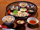 秩父の伝統的な郷土料理が盛りだくさんの秩父膳旅の疲れを癒しほっとする味わいです(冬春:つみっこ汁)