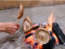昔ながらの囲炉裏で炭火を囲める追加メニューも豊富(自社栽培の肉厚椎茸・鮎・ジビエ・秩父ホルモン等)