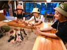 ≪囲炉裏体験≫昔ながらの囲炉裏を囲んで、炭火でお食事体験。懐かしい雰囲気に不思議と話も弾みます。