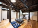 【古民家4人部屋】太い梁や木組みを活かしつつ、現代の快適さを取り入れた木の温もりや歴史を感じます