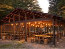 清流沿いに広がる開放感たっぷりの屋外BBQ会場。心地よい風と夜は満天の星空の中本格炭火BBQ