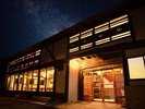 古民家1階には囲炉裏席・座敷・テーブル、昔ながらの薪ストーブも。風情たっぷりで懐かしい空間です。
