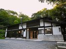 古民家玄関風景。1階には囲炉裏席・座敷・テーブル、昔ながらの薪ストーブがございます。