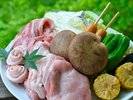 清流沿いの開放感たっぷりの屋外BBQ会場で、和牛BBQと自家製しいたけをお楽しみください。