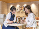 【ライブラリーカフェ】開放的な空間でカフェ内の本を読んだり旅の計画を立てるなど気ままにお寛ぎください