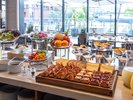 朝食イメージ*ハーフブッフェ サラダ、フルーツ、パン、ごはん、味噌汁、副菜をブッフェボードにてご用意