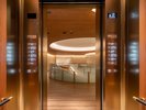 客室へ向かうエレベーター